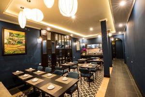 un restaurant avec des tables et des chaises dans une salle dans l'établissement Mimosa Hotel Sapa, à Sa Pa