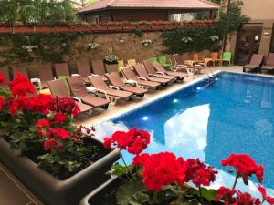 Bazén v ubytování Romantik Spa Hotel nebo v jeho okolí