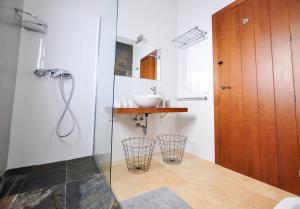Bathroom sa El Capricho Villa Rural Caminito del Rey