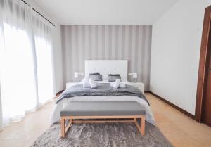 A bed or beds in a room at El Capricho Villa Rural Caminito del Rey