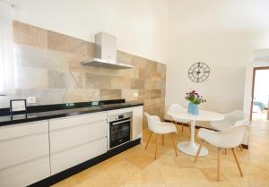 A kitchen or kitchenette at El Capricho Villa Rural Caminito del Rey