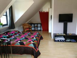 ein Wohnzimmer mit einem Bett und einem TV in der Unterkunft Katharina in Kempen