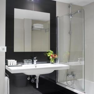 un bagno con un lavandino bianco e una doccia di Hotel Villa Rosario II, Edificio Moderno a Ribadesella