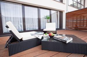 a living room with two chairs and a coffee table at Goodman's Living in Berlin