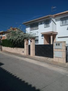 a white house on the side of a street at Chalet Bri in Peñíscola