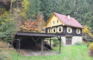 ein Haus auf einer Brücke in der Unterkunft Chata U skřítka in Valašská Bystřice