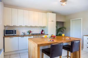 a kitchen with a wooden table with two glasses of wine at Brussels Expo Terrace Residence in Wemmel