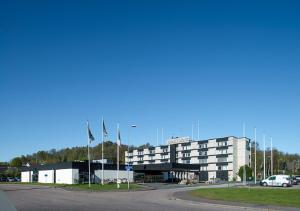 um edifício com duas bandeiras à frente em Quality Hotel Winn em Gotemburgo