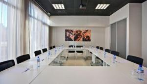a large conference room with a long table and chairs at Mercure Saint Malo Balmoral in Saint Malo