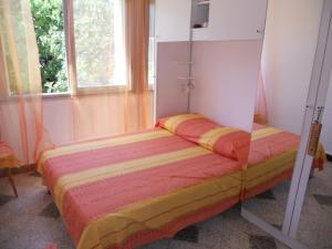 Un dormitorio con una litera en una habitación. en Le GALOUBET, en La Ciotat