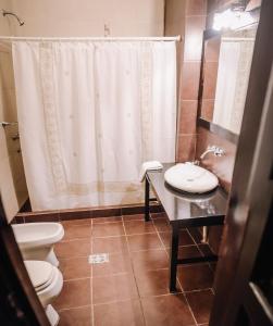 Ett badrum på Samsara Hotel Salta