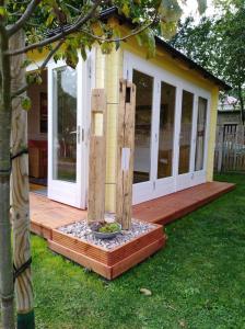 a small house with a deck with a fountain at Ferienhaus Kaiser in Branchewinda