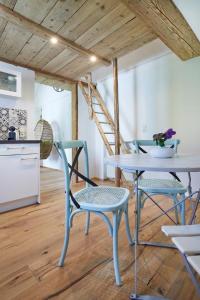 a table and chairs in a room with a kitchen at Boutique Appartments AlteGreißlerei in St. Wolfgang