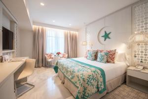 Un ou plusieurs lits dans un hébergement de l'établissement Gran Hotel Miramar GL