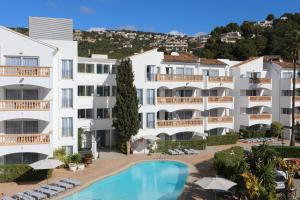 een luchtzicht op een hotel met een zwembad bij Hotel La Pergola Mallorca in Port d’Andratx
