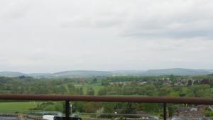 uma vista para as colinas a partir da varanda de uma casa em The Keep em Ludlow