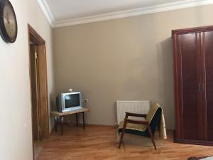 En tv och/eller ett underhållningssystem på Guest House kartvelishvili