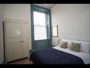 Un pat sau paturi într-o cameră la Cedar Apartment