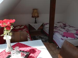 Una habitación con una mesa con un jarrón de flores. en Homestay Svatá, en Svatá