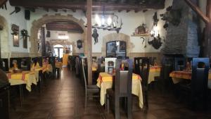 a dining room filled with tables and chairs at Hostal Restaurante La Diligencia in Cunit