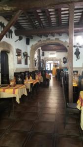 Reštaurácia alebo iné gastronomické zariadenie v ubytovaní Hostal Restaurante La Diligencia