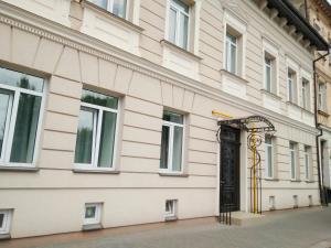 um edifício com uma porta preta ao lado dele em Apart Hotel Code 10 em Lviv