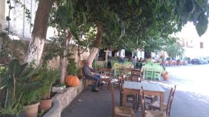 A restaurant or other place to eat at 360 Panorama House - Gazing at Horizon and the Stars of the Galaxy in the night - Fresh Cool breeze most of the time - just 7 min from the beach