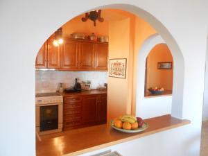 A kitchen or kitchenette at 360 Panorama House - Gazing at Horizon and the Stars of the Galaxy in the night - Fresh Cool breeze most of the time - just 7 min from the beach Még 37 kép