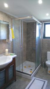 A bathroom at 360 Panorama House - Gazing at Horizon and the Stars of the Galaxy in the night - Fresh Cool breeze most of the time - just 7 min from the beach