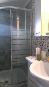 A bathroom at 360 Panorama House - Gazing at Horizon and the Stars of the Galaxy in the night - Fresh Cool breeze most of the time - just 7 min from the beach