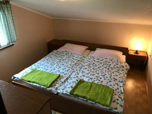 Postel nebo postele na pokoji v ubytování Apartments Markelj