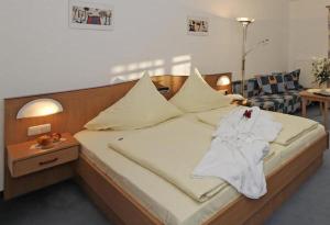 Säng eller sängar i ett rum på Landhotel Tannenhof