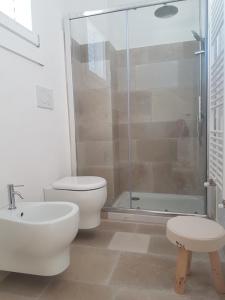 y baño con aseo, lavabo y ducha. en Masseria "Casa Giulia", en Uggiano la Chiesa