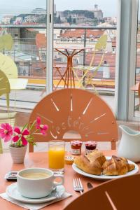 una mesa con un plato de bollería y zumo de naranja en L'Esterel, en Cannes