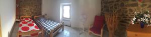 ein kleines Zimmer mit 2 Betten und einem Fenster in der Unterkunft Le Gite des Remparts in Ginestas