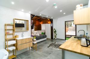 Kuchyň nebo kuchyňský kout v ubytování Kinneret Lodging