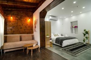Postel nebo postele na pokoji v ubytování Kinneret Lodging