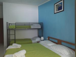1 Schlafzimmer mit 2 Etagenbetten in einem Zimmer in der Unterkunft Pensione Nettuno in Palinuro