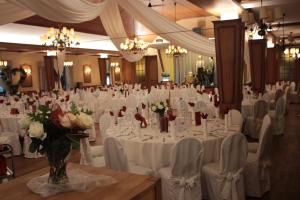 a banquet hall with white tables and white chairs at Meyerhof Heiligenrode in Stuhr