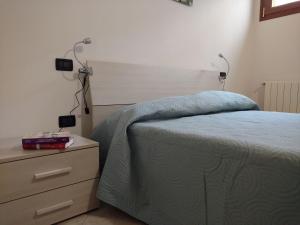 A bed or beds in a room at Tra Mare e Monti
