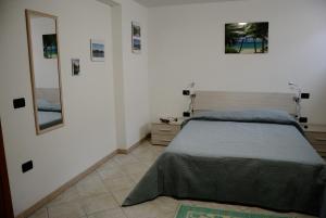 A bed or beds in a room at Tra Mare e Monti
