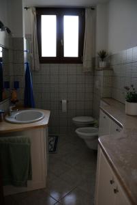 A bathroom at Tra Mare e Monti