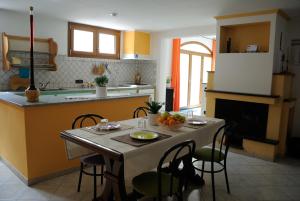 A kitchen or kitchenette at Tra Mare e Monti