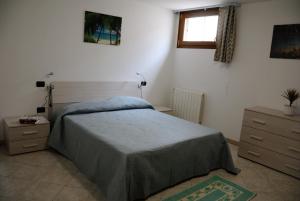 A bed or beds in a room at Tra Mare e Monti