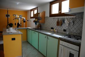 A kitchen or kitchenette at Tra Mare e Monti