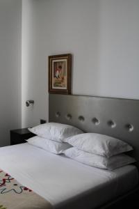 מיטה או מיטות בחדר ב-Lazza Hotel