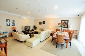 sala de estar con mesa y sillas en Suites & Beds DP Albufeira, en Albufeira