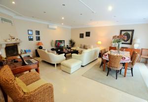 sala de estar con muebles y mesa. en Suites & Beds DP Albufeira, en Albufeira