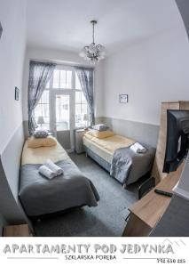 Ένα ή περισσότερα κρεβάτια σε δωμάτιο στο Apartamenty pod Jedynka - Jednosci Narodowej 3/1