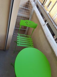 サント・マキシムにあるle mauritaniaの緑のテーブルと緑の椅子
